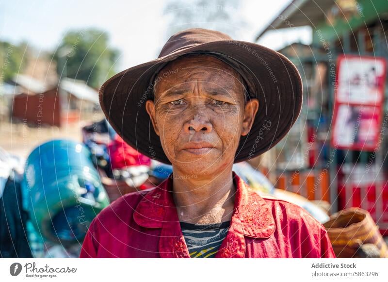 Marktverkäufer mit breitem Hut in Yangon, Myanmar Anbieter Rangoon Mann intensiv Ausdruck Nahaufnahme Straße asiatisch im Freien tagsüber ernst Gesicht älter