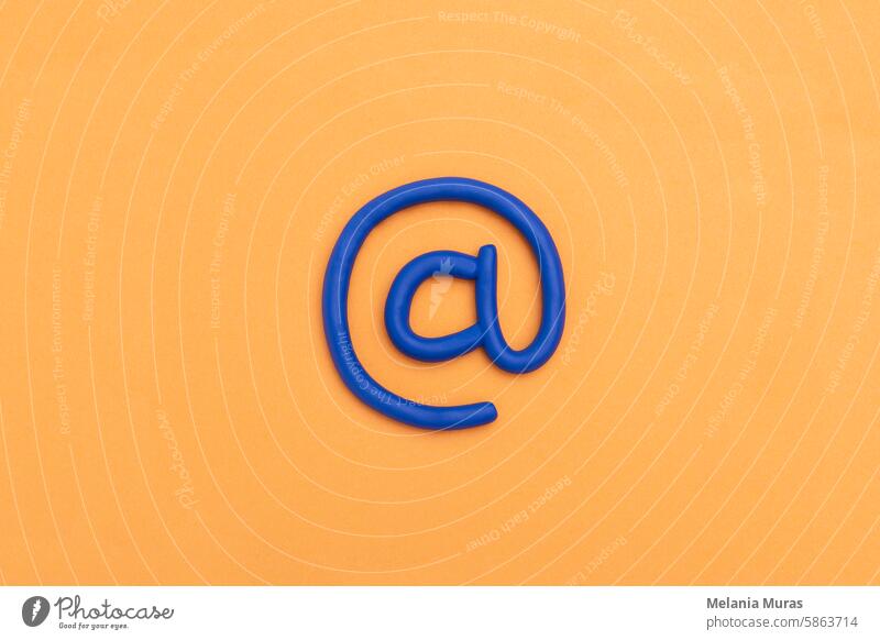 3d E-Mail-Symbol auf orangem Hintergrund. E Mail-Symbol, Konzept für Internet, Kontakt und E-Mail Adresse. Anwendung Business Gewerbe Mitteilung Mitteilungen