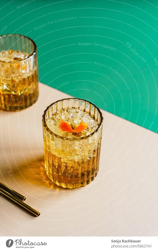 Zwei Getränke mit Eiswürfel Alkohol Cocktail Longdrink Glas kalt Sommer modern minimalistisch beige grün braun Spirituosen frisch Lifestyle Feste & Feiern