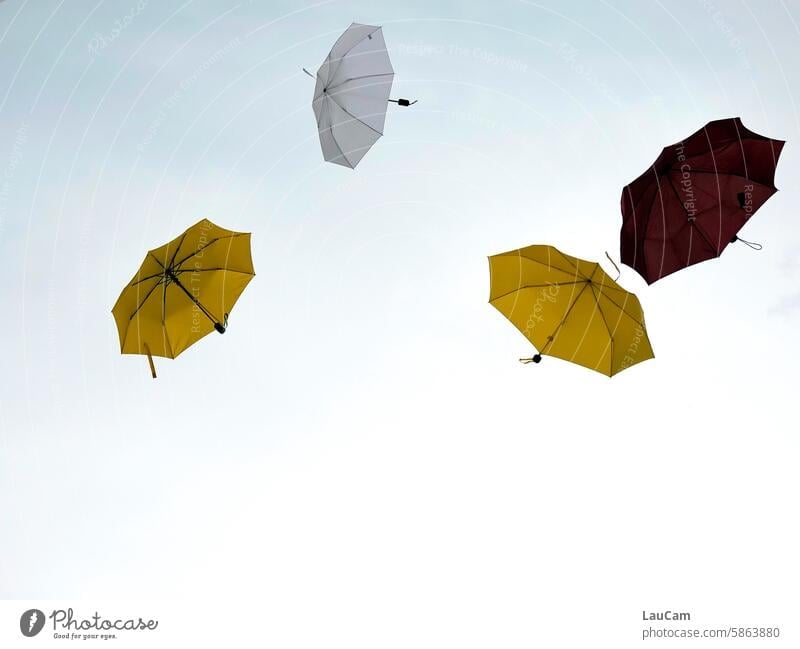 UT Leipzig - heiter bis wolkig | Alle Schirme fliegen hoch! Regenschirme bunte Schirme fliegende Schirme Himmel Luft schwerelos luftig leicht Freiheit