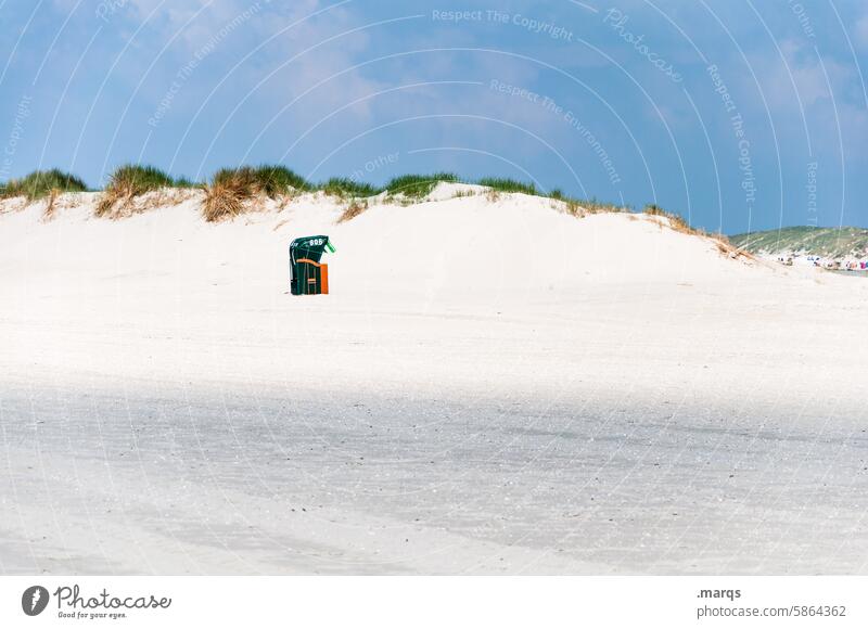 Einsamer Strandkorb Düne Dünengras Ferien & Urlaub & Reisen Himmel Erholung Schönes Wetter Natur Tourismus Nordseeküste Sand