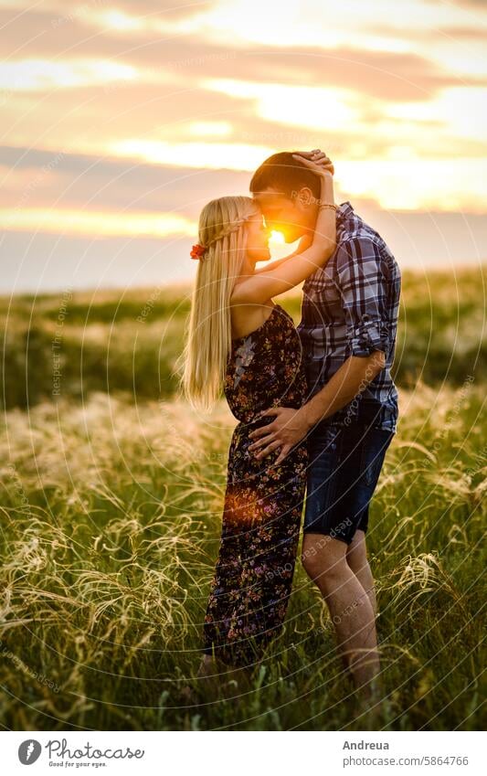 Verliebtes Paar blondes Mädchen und Mann im Gras Vielfalt Abend Familie Feld fpchallengediversity grün verliebt Liebe Liebesgeschichte Natur im Freien Picknick