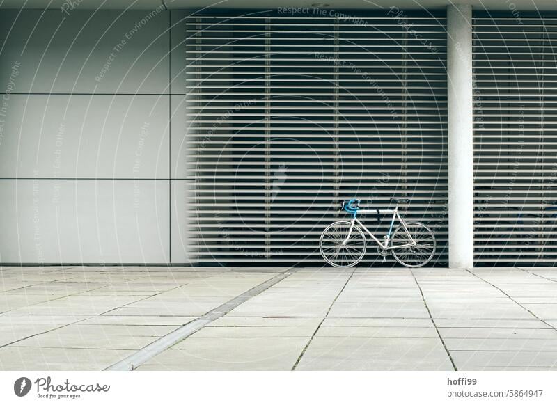 retro vintage Rennrad in blau weiß in urban monotoner Umgebung Retro-Trash retro rennrad Minmalismus streng geometrisch Fahrrad Lifestyle Verkehrsmittel Sport