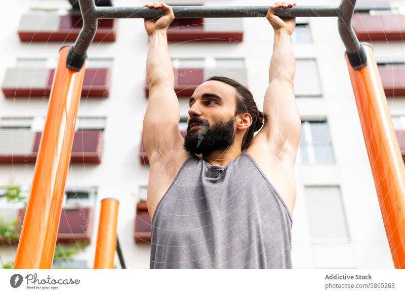 Aktiver Lebensstil in Poblenou, Mann beim Sport im Freien Übung Fitness Wohlbefinden Klimmzug Bar aktiv Lifestyle Gesundheit sportlich Stärke poblenou urban