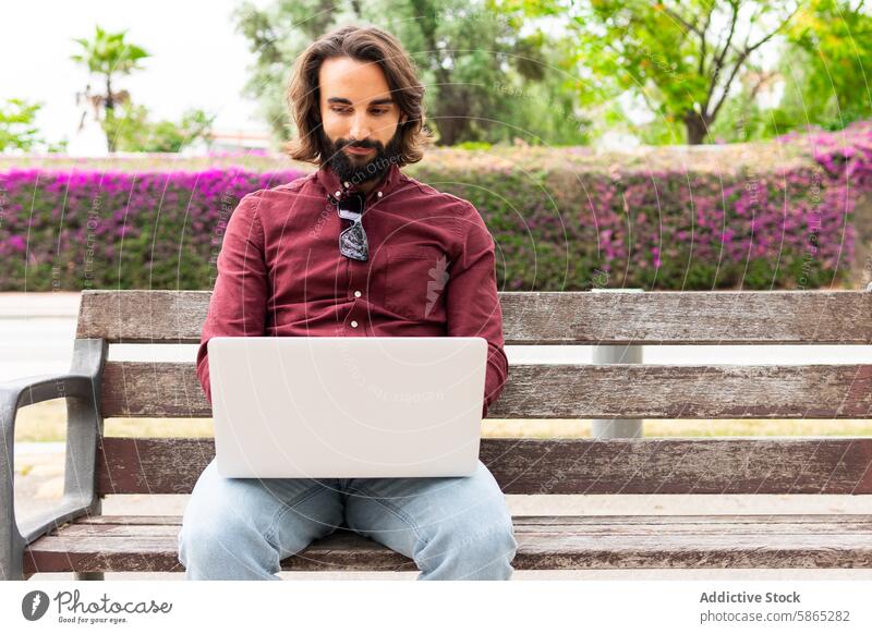 Mann arbeitet an einem Laptop im Park von Poblenou, Barcelona Bank poblenou im Freien Technik & Technologie Arbeit abgelegen lässig Konnektivität Internet Grün