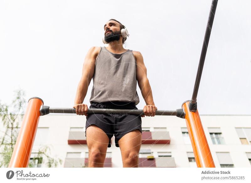 Mann trainiert in einem Fitnessstudio im Freien in Poblenou, Barcelona trainiert. poblenou Gerät Stärke Tatkraft urban Krafttraining Großstadt Gesundheit