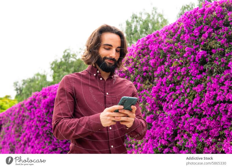 Mann mit Smartphone im belebten Poblenou-Park poblenou purpur Blume Lifestyle im Freien Browsen Technik & Technologie Mobile Konnektivität Internet