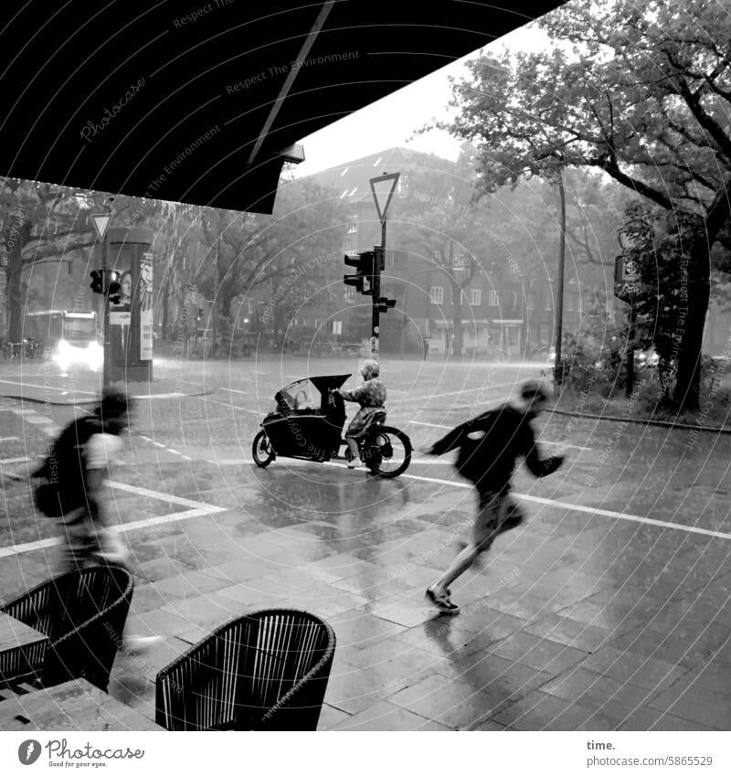 feuchte Überraschung Regen Platzregen Schauer warten Straßenkreuzung Fahrrad Leute rennen Stuhl Jalousie Verkehswege schlechtes Wetter nass Ampel Ampelkreuzung