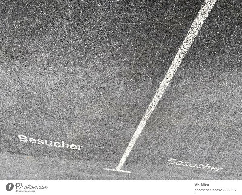 zwei Besucher Schilder & Markierungen Sonderparkplatz Besucherparkplatz Parkplatz reservierter Parkplatz parken Parkverbot Markierungslinie Asphalt freihalten