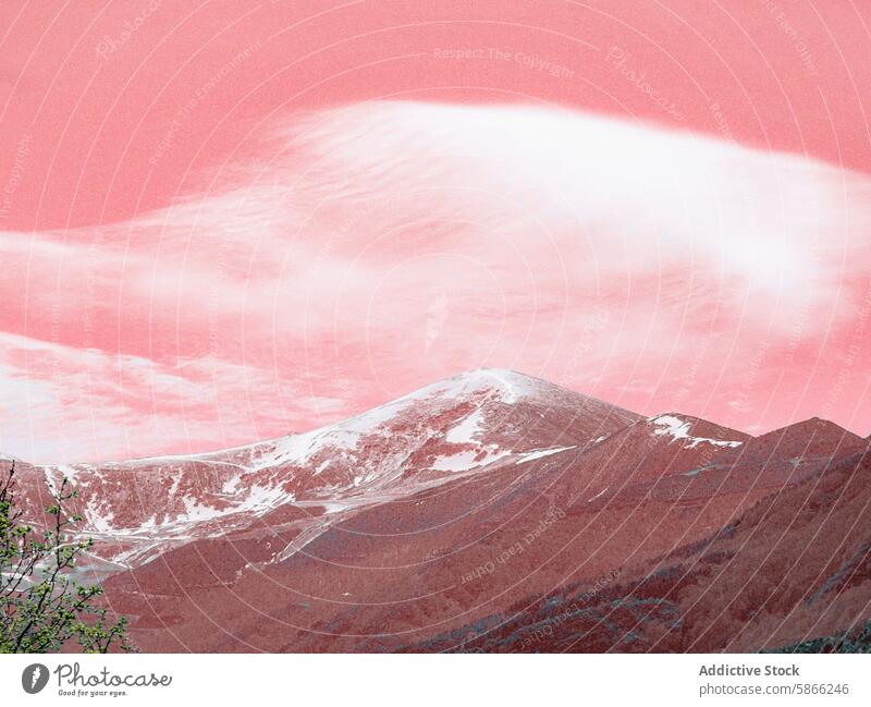 Surrealer rosa Himmel über schneebedeckten Berggipfeln Berge u. Gebirge surreal Schnee Gipfel Landschaft ätherisch Gelassenheit pulsierend Farbe Hintergrund