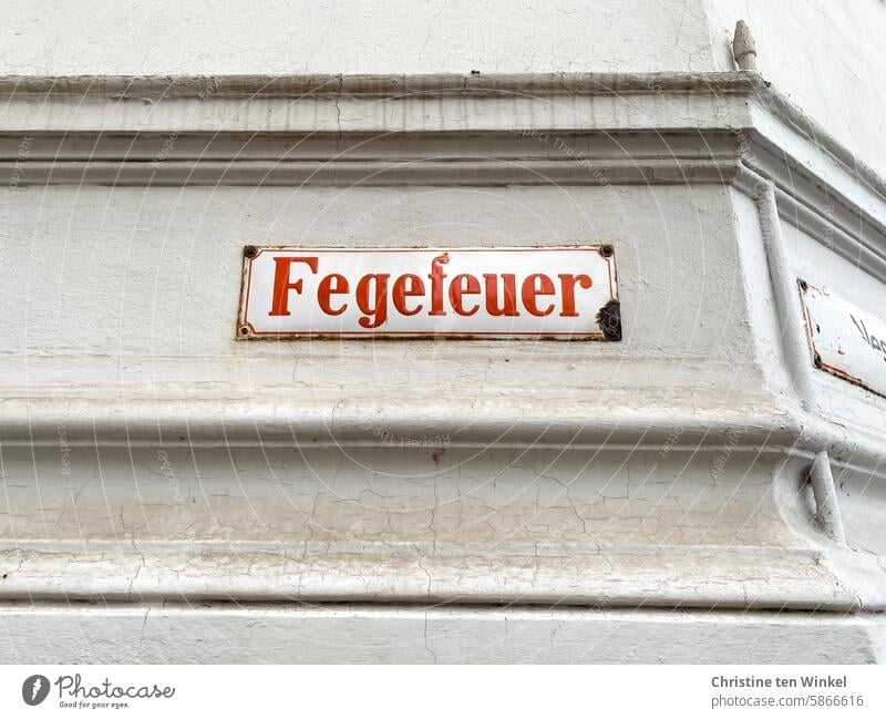 Fegefeuer / ein altes Straßenschild in Lübeck auf der Altstadtinsel Schilder & Markierungen Orientierung Straßenname Wegweiser Adresse Bezeichnung