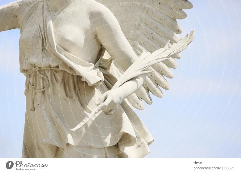 Lost Land Love IV - halber Engel Statue Beton Flügel Teilansicht luftig Gewand Kunst Denkmal Figur Stein Himmel Arm Klassizismus Siegesgöttin