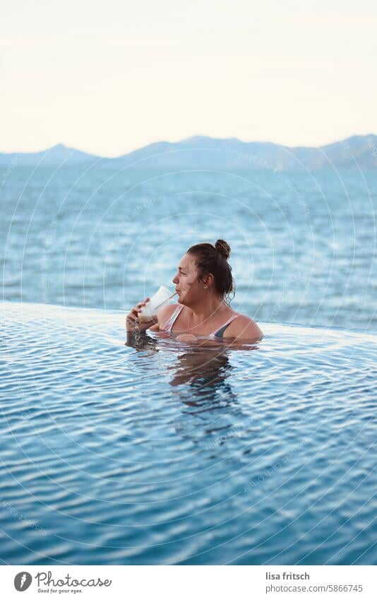 YOLO Frau 30 bis 40 Jahre Drink Ferien & Urlaub & Reisen Pool Infinity Pool Meer Thailand Insel yolo Wasser Erholung Sommer Farbfoto Außenaufnahme Sommerurlaub