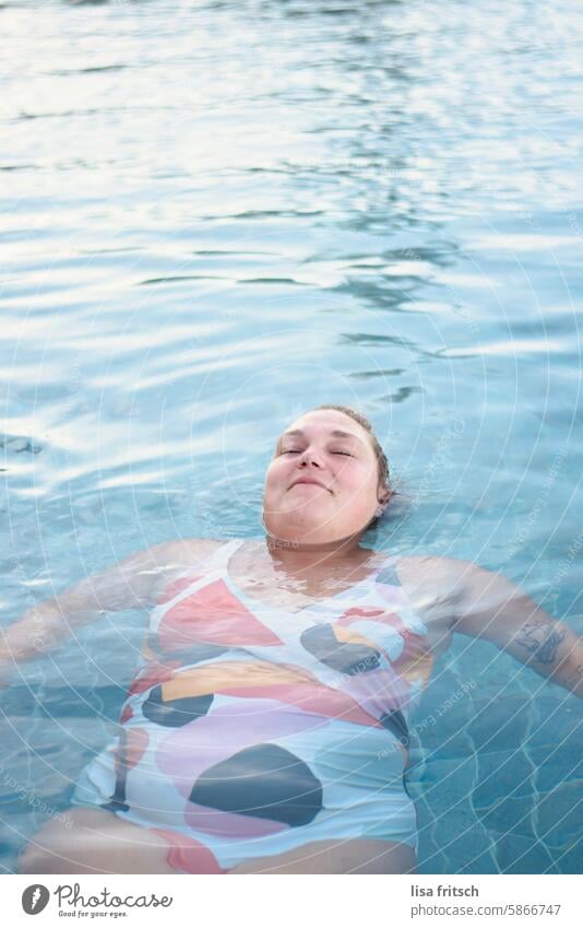 KOPF AUS Frau geschlossene Augen Badeanzug Wasser Pool baden Schwimmen & Baden genießen Erholung Sommer Erfrischung Ferien & Urlaub & Reisen Schwimmbad nass