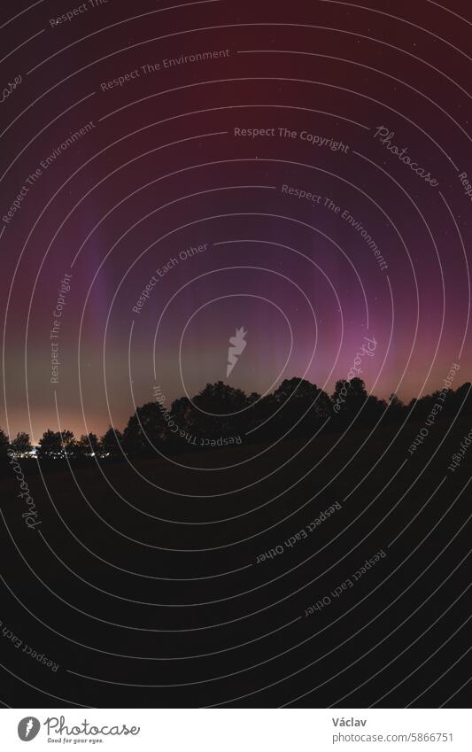 Rosa, gelbe und rote Polarlichter tanzen über der Tschechischen Republik. Ein großer Sonnensturm. Der Nachthimmel unter einem geomagnetischen Sturm färbt sich rosa. Ein Wunder in der Tschechischen Republik. Nordlichter