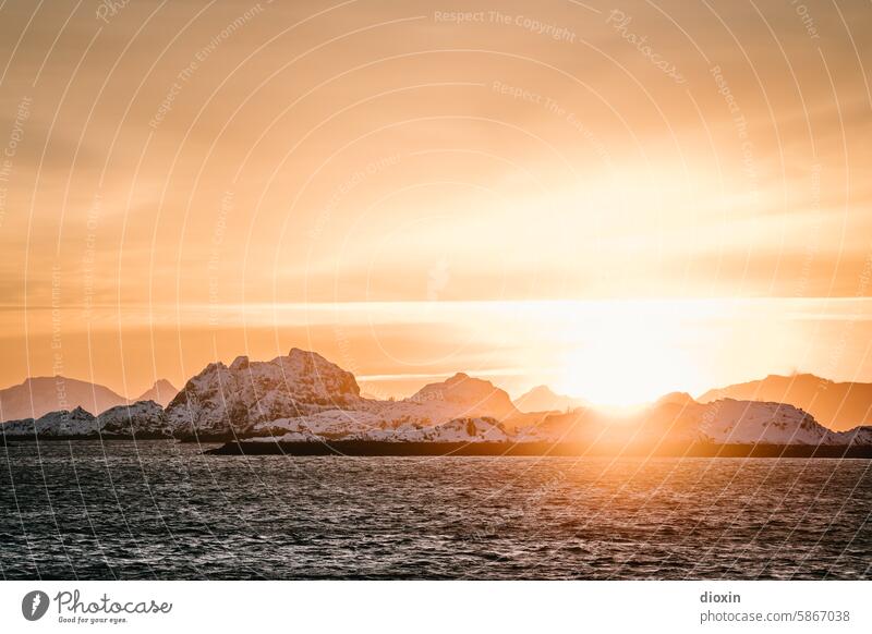 Lofoten - Moin! Norwegen Natur Landschaft Ferien & Urlaub & Reisen Horizont Straße Schnee Berge Reisefotografie nordisch Norwegenurlaub Himmel Skandinavien