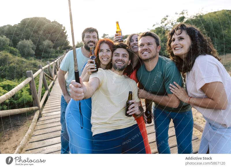 Eine Gruppe von Freunden genießt gemeinsam ein Bier im Freien Freundschaft Sammeln anonym Brücke lachen Freude Natur Bonden unkenntlich gesichtslos sozial