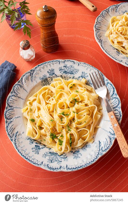 Leckeres italienisches Nudelgericht mit cremiger Alfredo-Sauce, garniert mit Petersilie und Parmesan mediterran Italienisch Amerikaner Kraut stylen weich