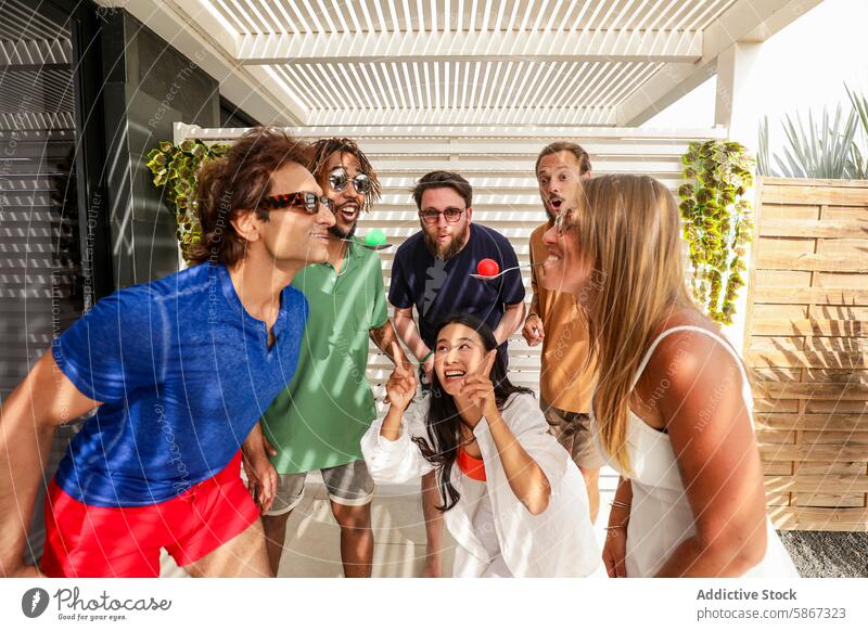 Sommerspaß mit einer bunt gemischten Gruppe von begeisterten Freunden im Freien heiter Lachen Zeigen sonnig Fröhlichkeit Sammeln Menschengruppe Aufregung lässig