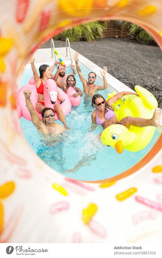 Freunde genießen eine Sommer-Pool-Party mit aufblasbaren Spielzeugen Schwimmer Wasser Schwimmbad Freizeit Spaß Urlaub sich[Akk] entspannen Menschengruppe