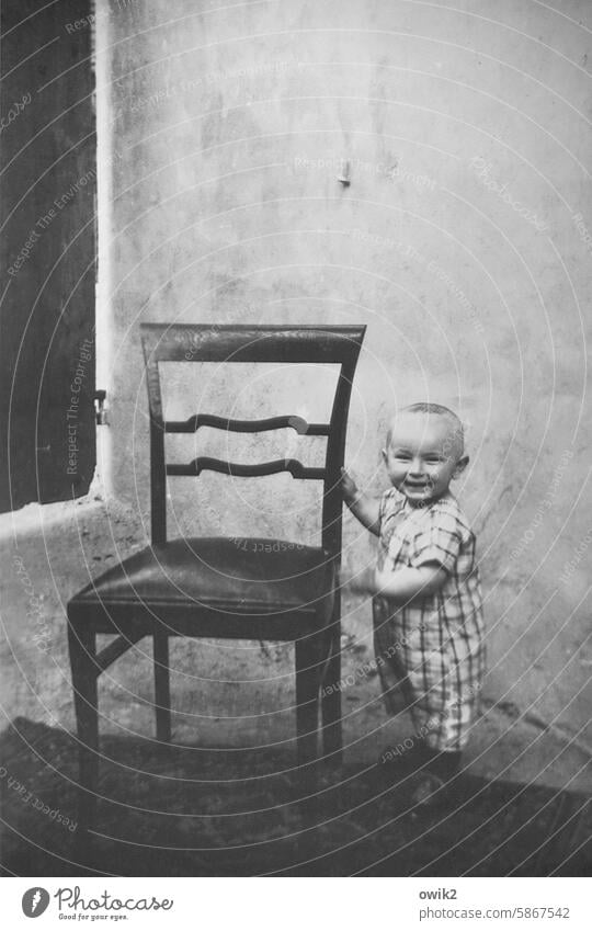 Gerhard Kind kleiner Junge Steppke früher Porträt Schwarzweißfoto lächelnd gut gelaunt pausbäckig kindlich unschuldig freundlich Erinnerung damals Vergangenheit