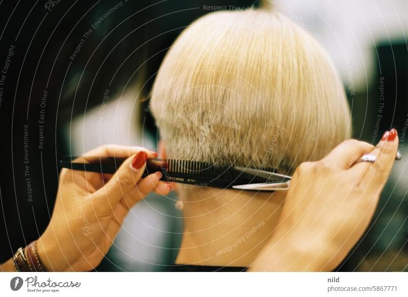 ausgefranst – mit neuer Frisur Friseur Beruf professionell Haarschnitt Mode Klient Kunde Salon Friseursalon Werkzeug modern kurzhaarig Schneiden Coiffeur Kamm