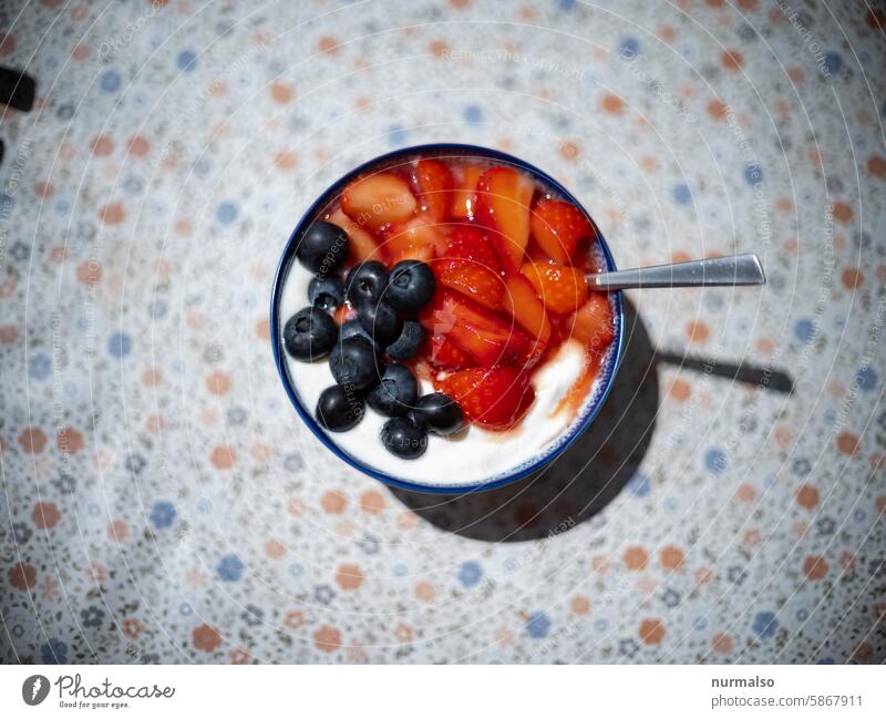 Eure Fruchtigkeit II Frühstück Erdbeere Blaubeere Yogurt Schale Tisch Geblühmt Vegan Veganer Gesund Lecker Süss Fruchzucker Nachhaltig Reginal Ernährung