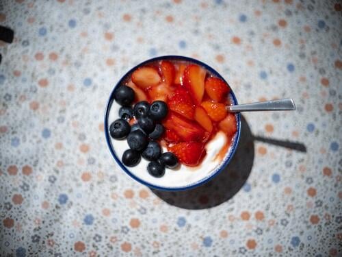 Eure Fruchtigkeit II Frühstück Erdbeere Blaubeere Yogurt Schale Tisch Geblühmt Vegan Veganer Gesund Lecker Süss Fruchzucker Nachhaltig Reginal Ernährung