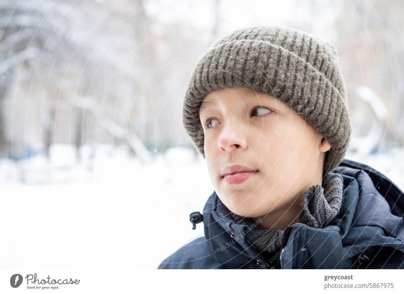 Kleiner Junge in Winterkleidung Kind Bekleidung Hut Jacke im Freien Schnee Landschaft Kaukasier jung Blick Seite Porträt kalt stricken Saison Wetter weiß