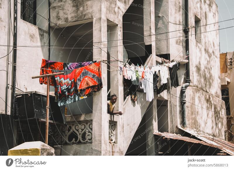 Wäsche trocknen im Sonnenschein Waschtag Alltagsfotografie Haushaltsführung Mombasa Kenia Afrika Wäscheleine Stadthaus Fassade verwittert exotisch
