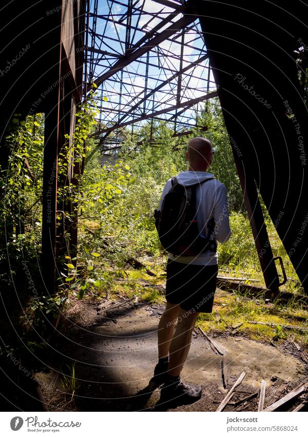 Auf der Spur des verlorenen Hangars verfallen Endzeitstimmung Wandel & Veränderung Ruine Vergänglichkeit Zahn der Zeit Halle Mann Rückansicht Rucksack