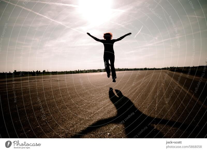 Abflug auf der Startbahn Frau springen Flugplatz abgehoben schweben Körperbeherrschung Freudensprung Unbeschwertheit Dynamik Freiheit Lebensfreude Himmel