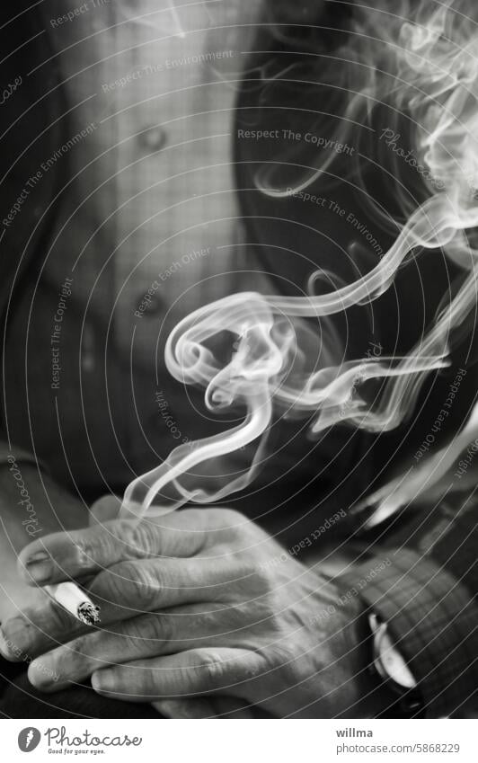 Der alte Mann und seine Rauchkringel Rauchen Hände Zigarette Kringel Tabak Nikotin Senior Sucht Laster Filterzigarette sw Raucher