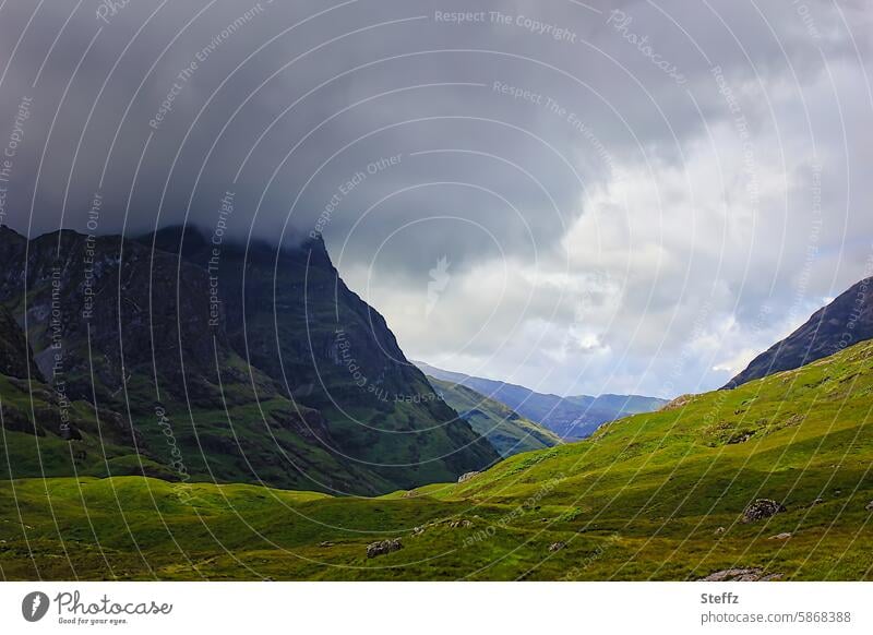 schwere Gewitterwolken über einem Hügel und dem schottischen Tal Wolkenhimmel dramatische Wolken schottische Natur Schottland schottische Landschaft romantisch