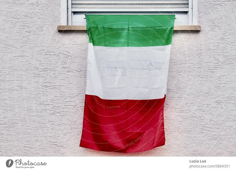 Italien, frisch entfaltet Flagge Fahne italienisch Nationalflagge Patriotismus Fußball Heimat rot grün weiß Fußball-Europameisterschaft Zeichen
