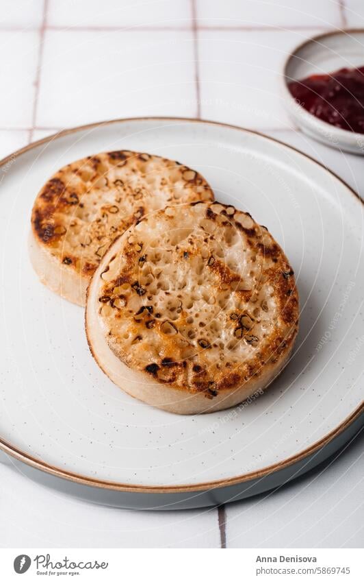 Britisches Volksfrühstück - getoastete Crumpets Schnecke geröstet Kekse Frühstück Marmelade heiß Tisch Kuchen geschmackvoll Lebensmittel Snack Englisch