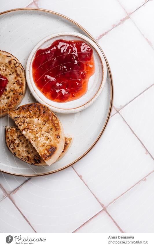 Britisches Volksfrühstück - getoastete Crumpets Schnecke geröstet Kekse Frühstück Marmelade heiß Tisch Kuchen geschmackvoll Lebensmittel Snack Englisch