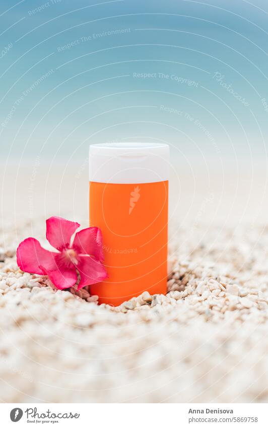 Sonnencremeflasche am Strand Sonnenschutz Sommer Produkt Kieselsteine Sand Haut Landschaft Vorlage Attrappe Layout MEER Meer Wasser Gesundheit Werbung