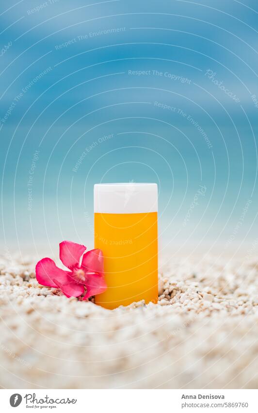 Sonnencremeflasche am Strand Sonnenschutz Sommer Produkt Kieselsteine Sand Haut Landschaft Vorlage Attrappe Layout MEER Meer Wasser Gesundheit Werbung