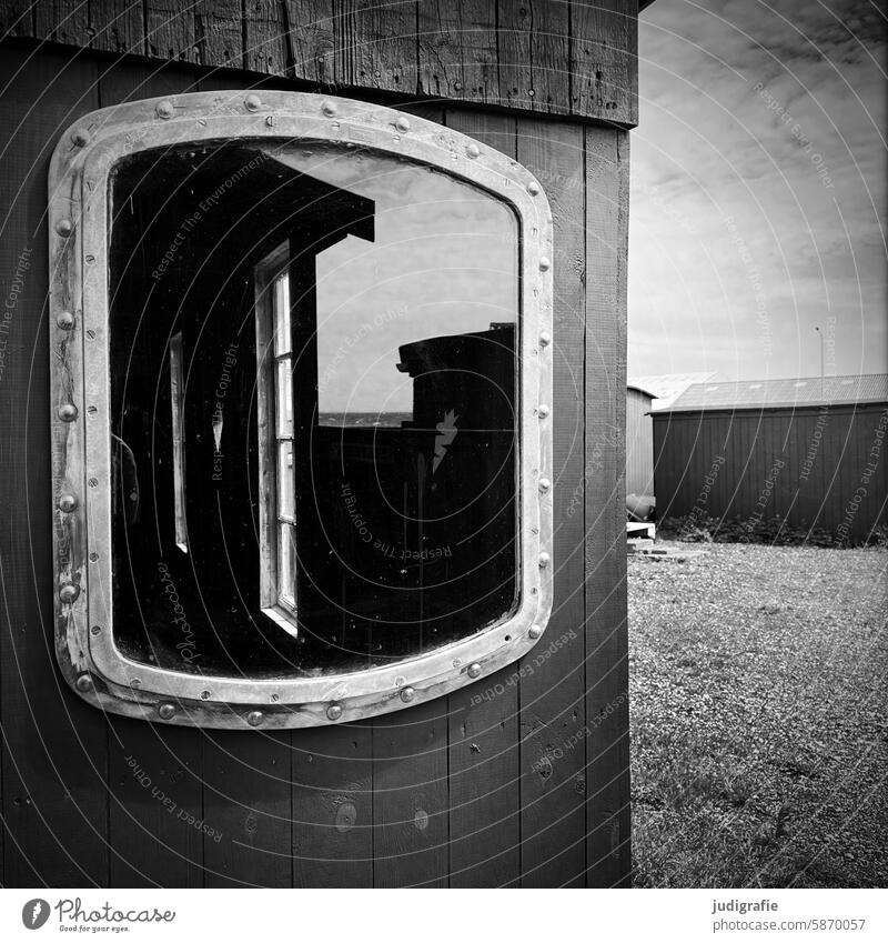 Am Hafen Fenster Fensterscheibe Spiegelung transparenz Glasscheibe Reflexion & Spiegelung Hütte Bootshaus Holz Dänemark Scheibe Küste Meer Skagen durchsichtig