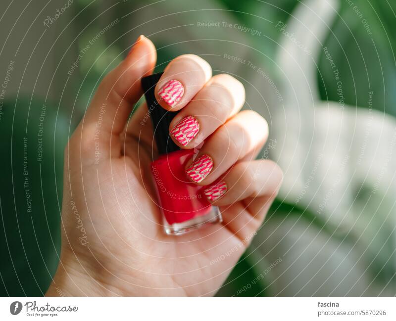 Nägel mit rosa Neon Stamping Nagelkunst Design Maniküre nageln neonfarbig Flasche Nagellack lackieren Sommer Stanzen kurz visuell Schönheit Stilrichtung Mode