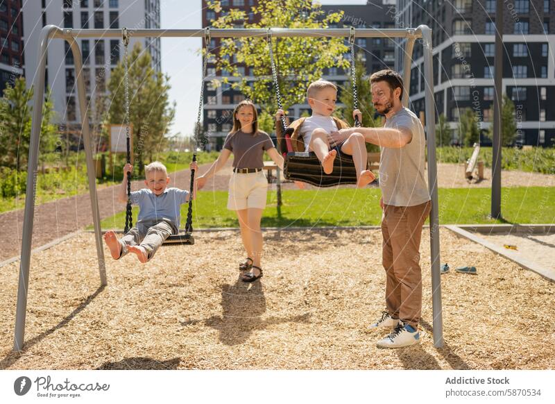 Die Familie genießt die gemeinsame Zeit im Park Sommer pendeln Kind Kleinkind Vater Mutter Sohn Lächeln Spielen im Freien Sonnenschein tagsüber Freizeit