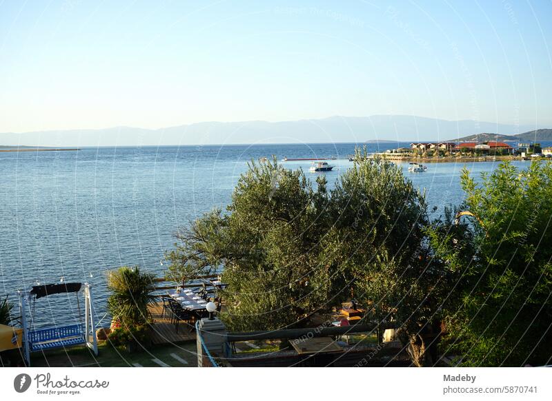 Blick von einer Brücke auf das Meer im Licht der Abendsonne mit Küstenlandschaft, Bucht und Halbinsel in Cunda bei Ayvalik am Ägäischen Meer in der Provinz Balikesir in der Türkei