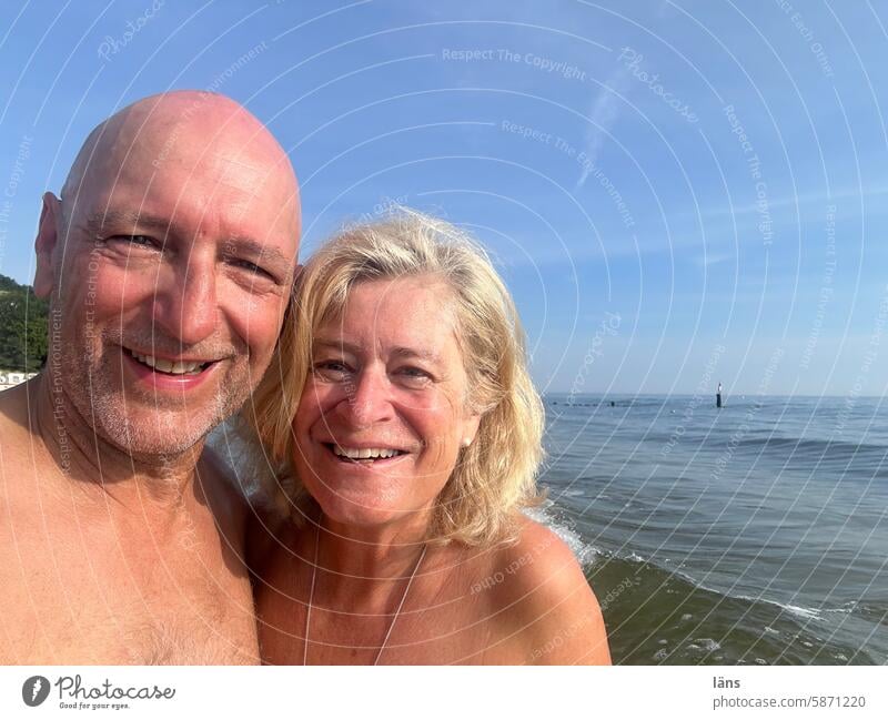 Endlich Urlaub l ein Paar am Strand Partnerschaft Zuneigung Liebespaar Vertrauen Zusammensein Meer zusammengehörig Mann Frau paarweise Gefühle Ostsee Usedom