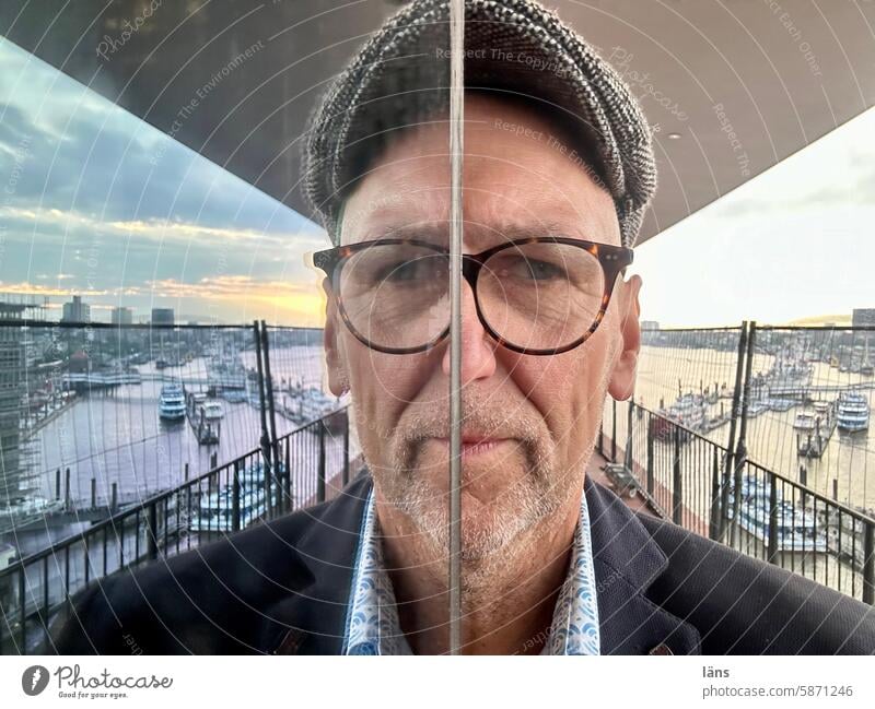Spiegelbildlich Mann Reflexion & Spiegelung Selbstportrait Porträt Mensch Blick Blick in die Kamera geteilt geteilte Ansicht Glasfassade Hamburger Hafen