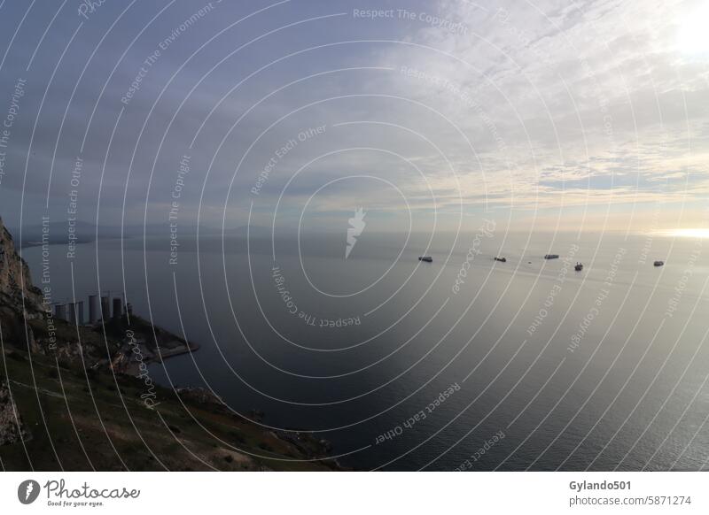 Blick vom Rock of Gibraltar über das Mittelmeer mit wartenden Schiffen Gibraltarfelsen Felsen Frachter Ausblick Meer Himmel Landschaft Wasser Natur Küste