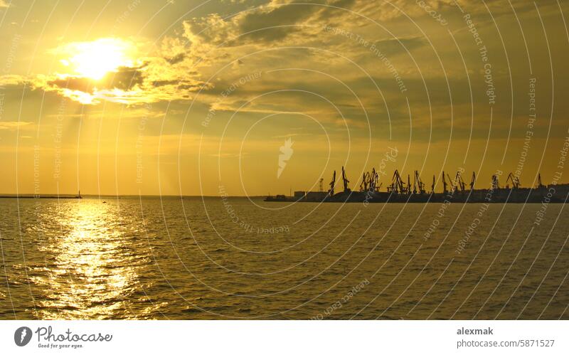 Abendliches Meer mit Hebekränen im Seehafen MEER Sonnenuntergang Verfall Dämmerung schön Küste Beladung Ladung marin Ware Dock Portwein Heben Himmel schäumen