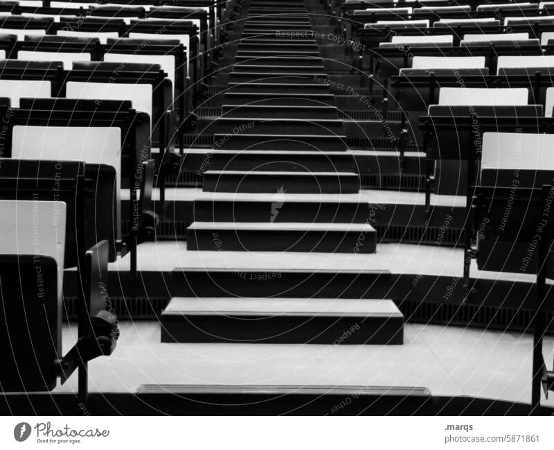 Treppe Stuhlreihe Student lernen Universität lehrveranstaltung Seminarraum viele Sitzgelegenheit Bildung Hörsaal Platz schwarz weiß Studium Veranstaltung leer