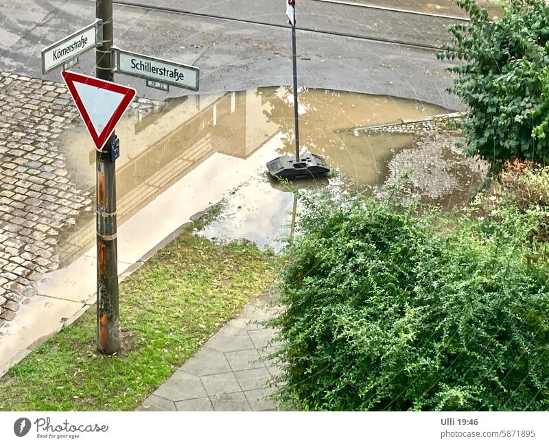 Regenwasser fließt wieder nicht ab! Straßenecke Kreuzung Hochwasser Überschwemmung Fahrbahnrand Bürgersteig Wassermenge nass Klima Wetter schlechtes Wetter