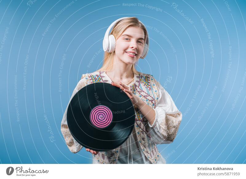 Junge blonde Frau mit Vinyl-Schallplatte. Hobby, Musikliebhaber, Sammlung 40s Süchtige Erwachsener Album analog attraktiv Audio Browsen kaufen Wahl auserwählend